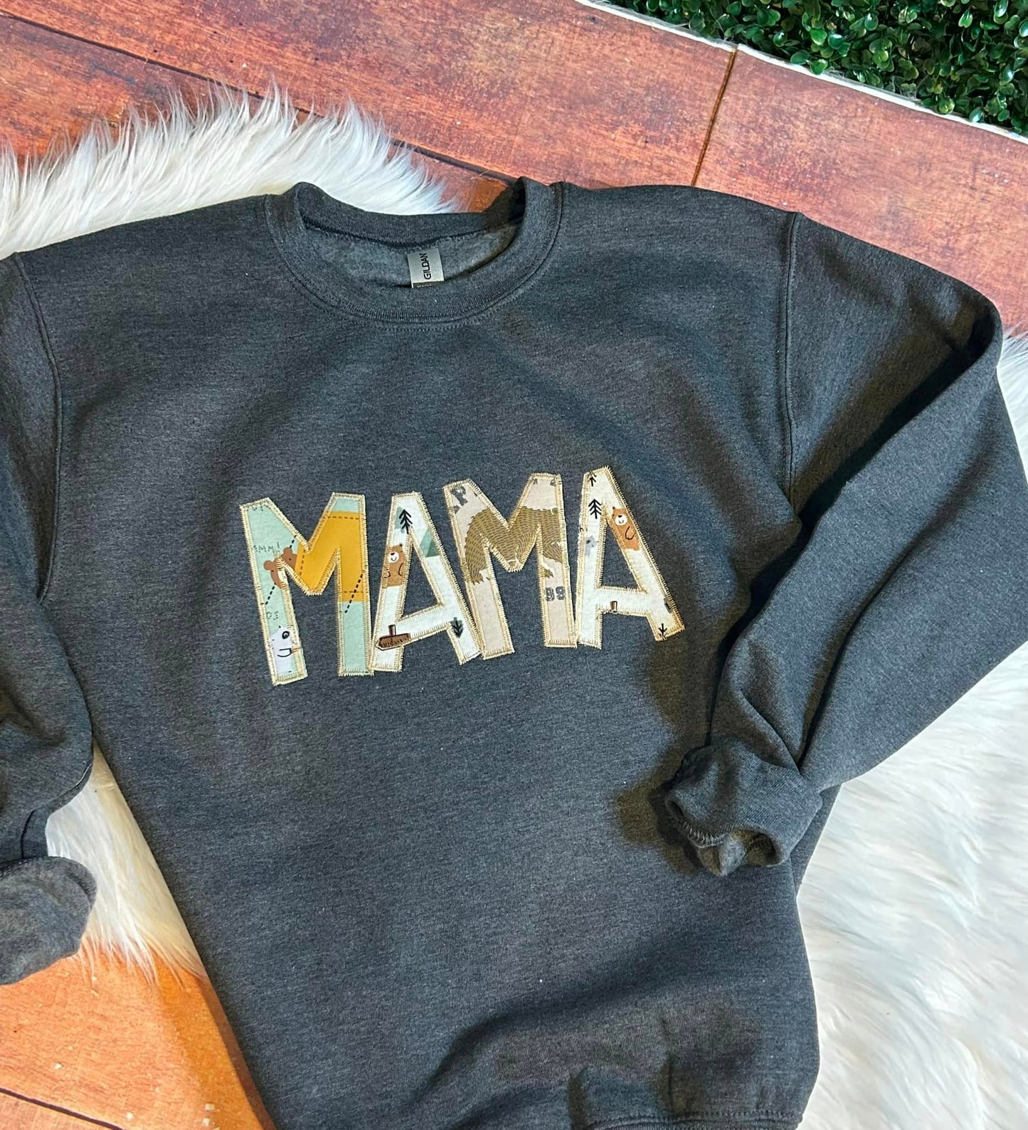 MAMA EMBROIDERED CREWNECKS